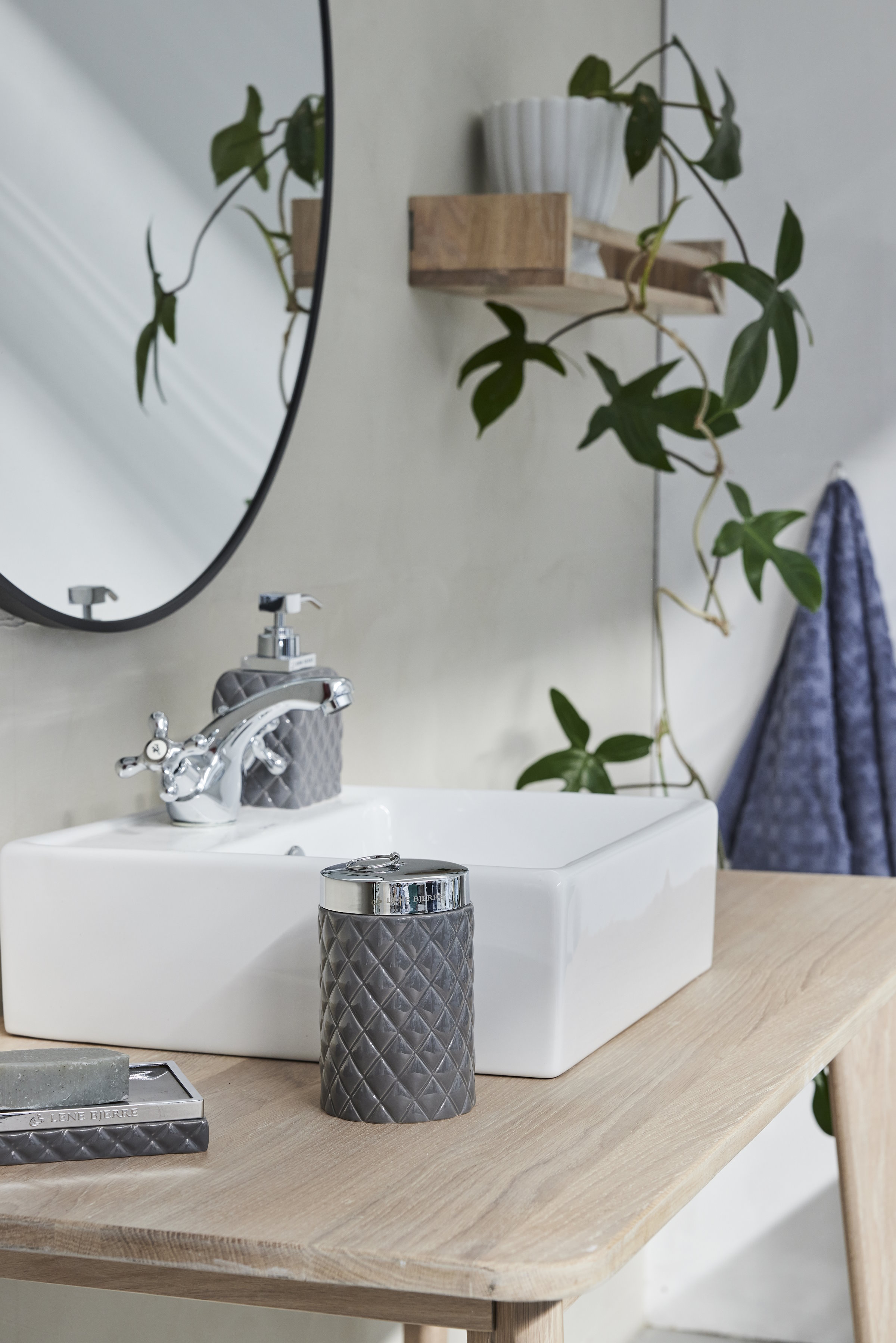 KOMPLET_LAZIENKOWY_AKCESORIA_SZARE_CERAMICZNE_ELEGANCKA_LAZIENKA_UMYWALKA_NA_KONSOLI_LENE_BJERRE_POLSKA_SKLEP_DESIGNBYWOMEN